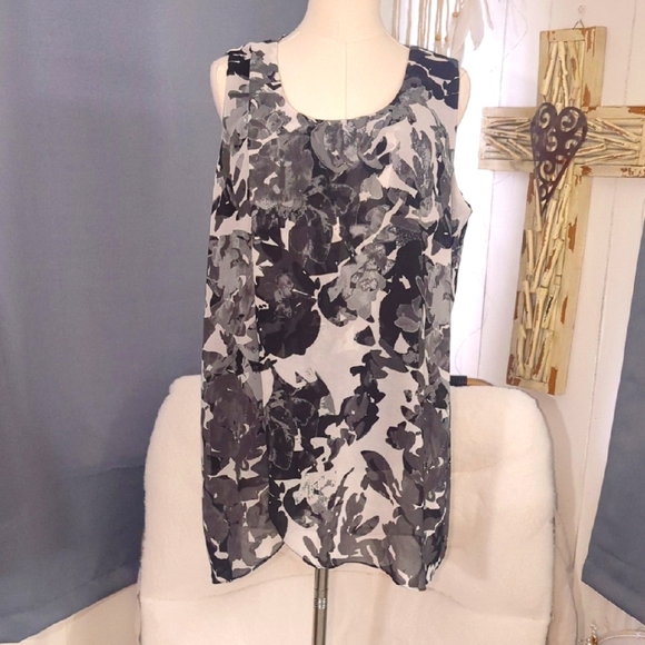 H by Halston Tops - 3/$10❣️H By HALSTON Floral Sleeveless Top in Black, White  and Gray Floral